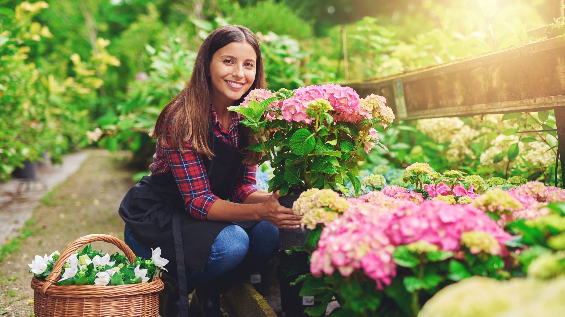 Ragazza con fiori in giardino