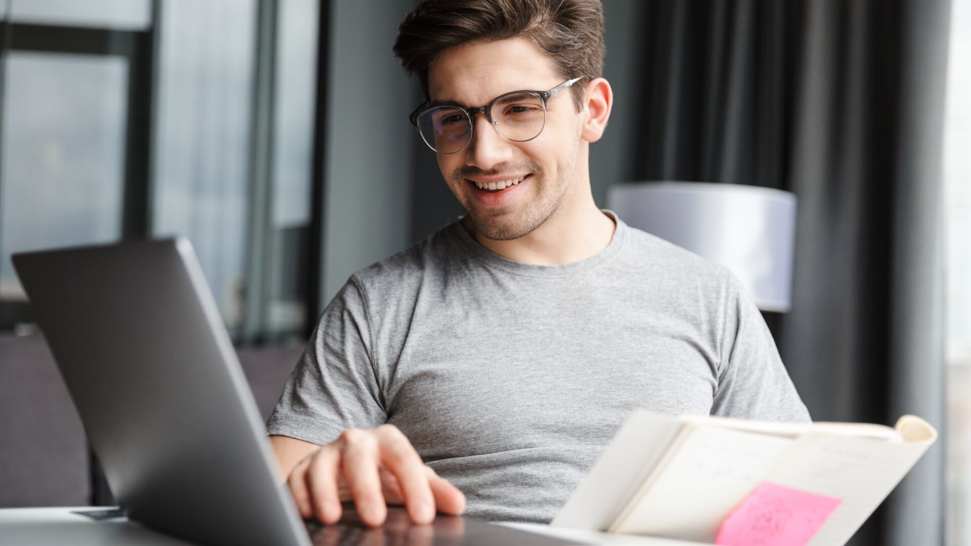 Ragazzo con occhiali da vista davanti al pc